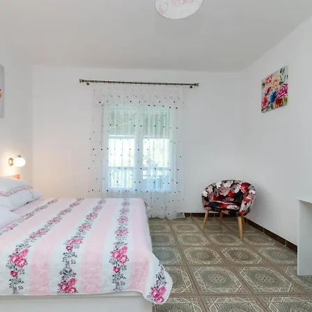 Apartment With A Parking Space Lopar, Rab - 18001 *